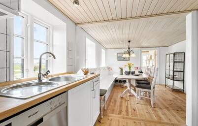 Nice home in Grenaa with WiFi