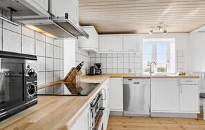 Fridge, oven, stovetop, dishwasher - Nice home in Grenaa with WiFi (Grenaa)