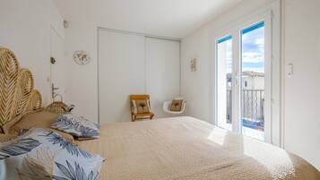 4 bedrooms, iron/ironing board, free WiFi, bed sheets
