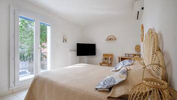 4 bedrooms, iron/ironing board, free WiFi, bed sheets