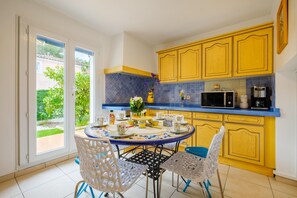 Dining - Villa 'Gnoki' with private pool, Wi-Fi and air conditioning (Cannes)