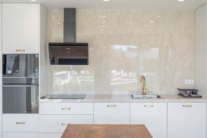 Réfrigérateur, micro-ondes, plaque de cuisson, cafetière/bouilloire