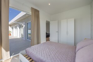 4 bedrooms, free WiFi, bed sheets - Villa 'Rocío' with Private Pool, Wi-Fi, and Air Conditioning (Chiclana de la frontera)