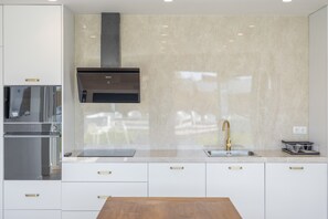 Frigorifero, microonde, piano cottura, macchina per tè/caffè