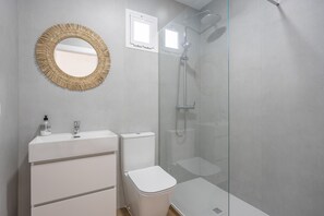 Douche, séchoir à cheveux, serviettes fournies