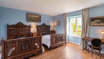 10 bedrooms, iron/ironing board, free WiFi, bed sheets