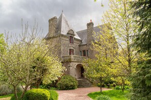 Exterior - Castle 'Gite La Renardière' with Private Pool, Private Terrace and Wi-Fi (Langoëlan)