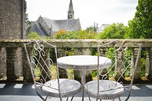 Outdoor dining - Castle 'Gite La Renardière' with Private Pool, Private Terrace and Wi-Fi (Langoëlan)