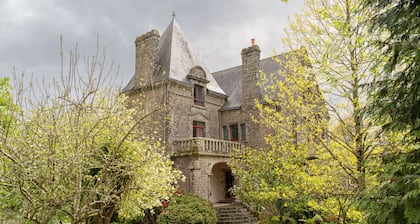 Castle 'Gite La Renardière' with Private Pool, Private Terrace and Wi-Fi