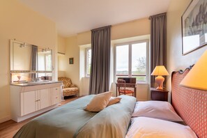 10 bedrooms, iron/ironing board, free WiFi, bed sheets - Castle 'Gite La Renardière' with Private Pool, Private Terrace and Wi-Fi (Langoëlan)