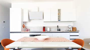 Fridge, oven, stovetop, dishwasher
