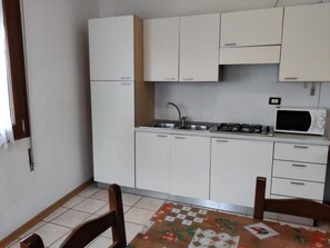 Een koelkast, een microgolfoven, een kookplaat