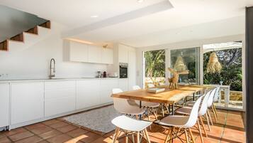 Kühlschrank, Mikrowelle, Herdplatte, Geschirrspüler