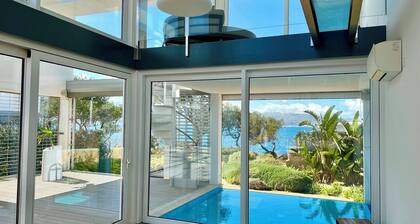 Villa 'Seafront Sunset Alcudia' with Sea View, Wi-Fi and Air Conditioning