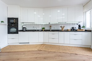 Een koelkast, een magnetron, een oven, een kookplaat