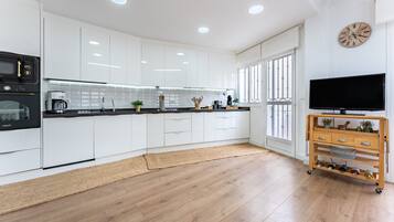 Frigorífico, microondas, horno y placa de cocina