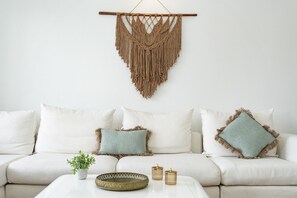 Een televisie en een open haard