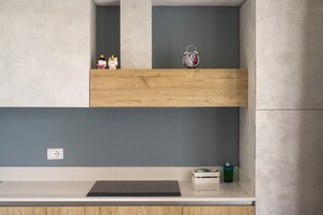 Jääkaappi, liesi, astianpesukone, syöttötuoli