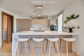 Kjøleskap, mikrobølgeovn, ovn og kokeplater