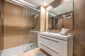 Shower, hair dryer, towels