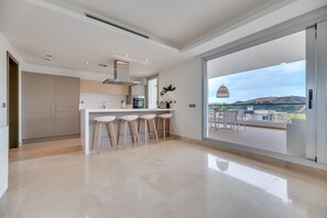 冰箱、微波炉、烤箱、炉灶