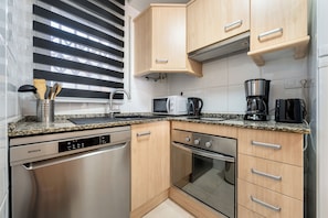 Frigorífico, microondas, horno y placa de cocina