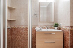 Douche, sèche-cheveux, serviettes fournies