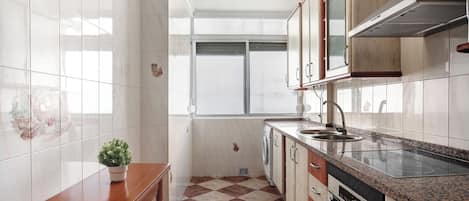 Een koelkast, een microgolfoven, een oven, een kookplaat