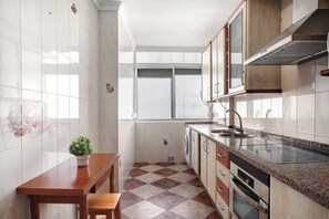 Frigorifero, microonde, forno, piano cottura