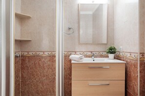 Shower, hair dryer, towels - Apartment 'Faro De Barbate' with Private Terrace and Wi-Fi (Barbate)