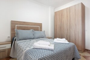3 chambres, fer et planche à repasser, Wi-Fi gratuit, draps fournis
