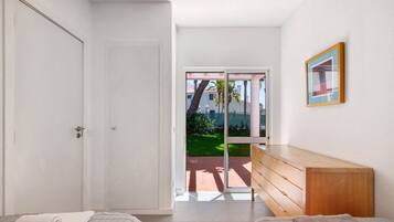 3 slaapkamers, een strijkplank/strijkijzer, gratis wifi, beddengoed