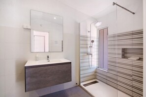 Douche, serviettes fournies