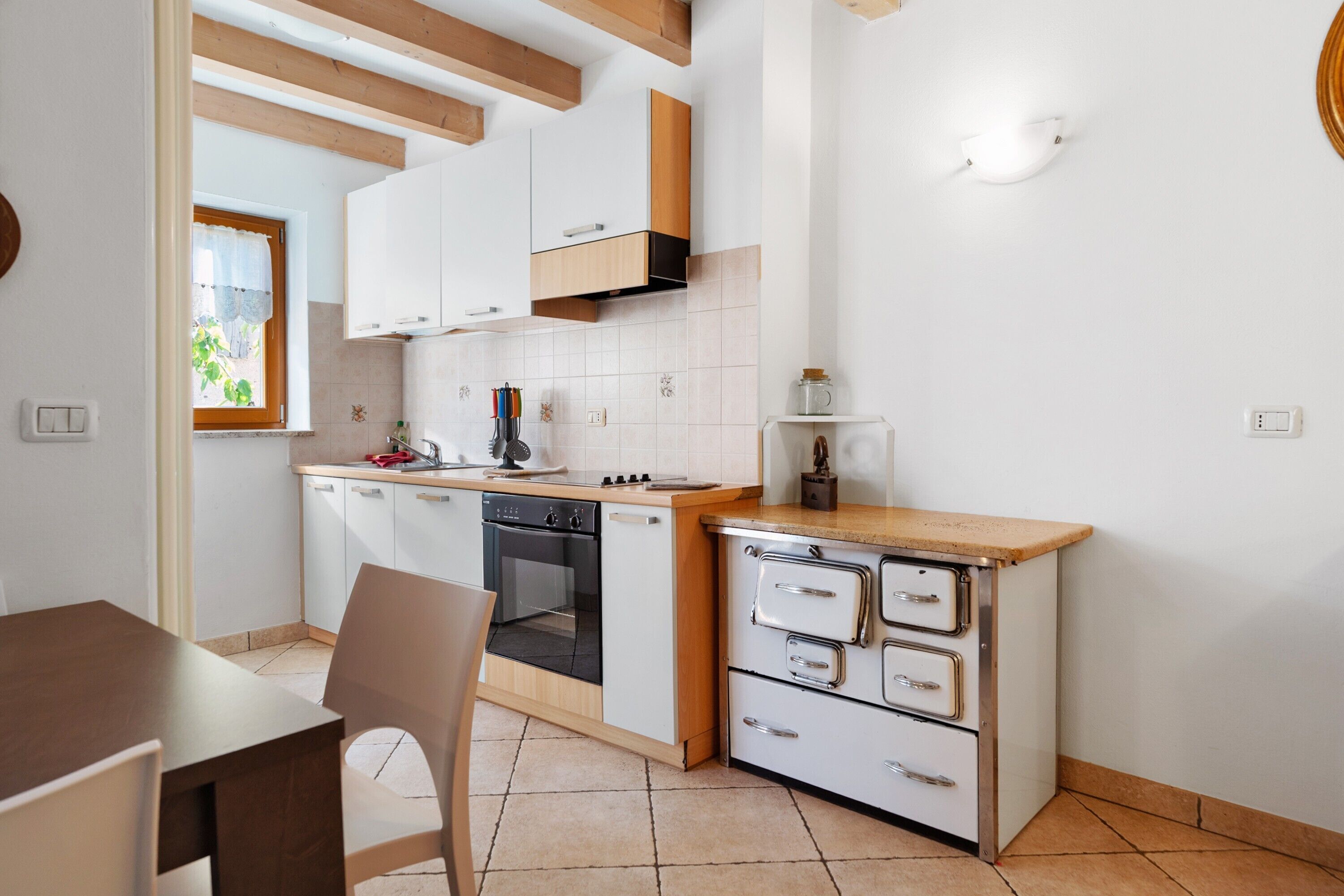 Kühlschrank, Ofen, Herdplatte, Wasserkocher mit Kaffee-/Teezubehör