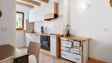 Kühlschrank, Ofen, Herdplatte, Wasserkocher mit Kaffee-/Teezubehör