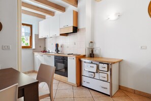 Fridge, oven, stovetop, coffee/tea maker