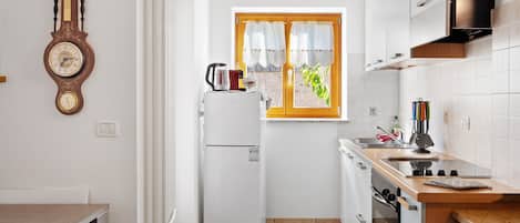 Kjøleskap, ovn, kokeplater og kaffetrakter/tekoker