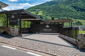 Property grounds - Apartment "Erbacher - Greti's Landhaus Suite" with Mountain View, Private Sauna & Shared Pool (Bozen)