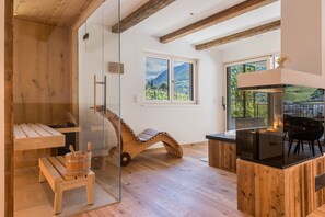 Interior - Apartment "Erbacher - Greti's Landhaus Suite" with Mountain View, Private Sauna & Shared Pool (Bozen)