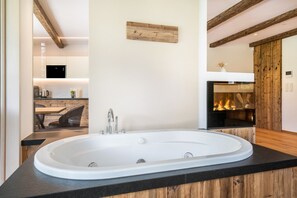 Interior - Apartment "Erbacher - Greti's Landhaus Suite" with Mountain View, Private Sauna & Shared Pool (Bozen)
