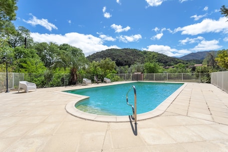 Pool. Holiday Home 1 with Mountain View, Air Conditioning