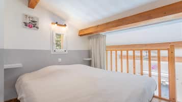 2 dormitorios, tabla de planchar con plancha, ropa de cama