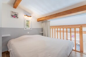 2 bedrooms, iron/ironing board, bed sheets