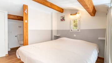 2 bedrooms, iron/ironing board, bed sheets