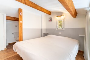 2 bedrooms, iron/ironing board, bed sheets