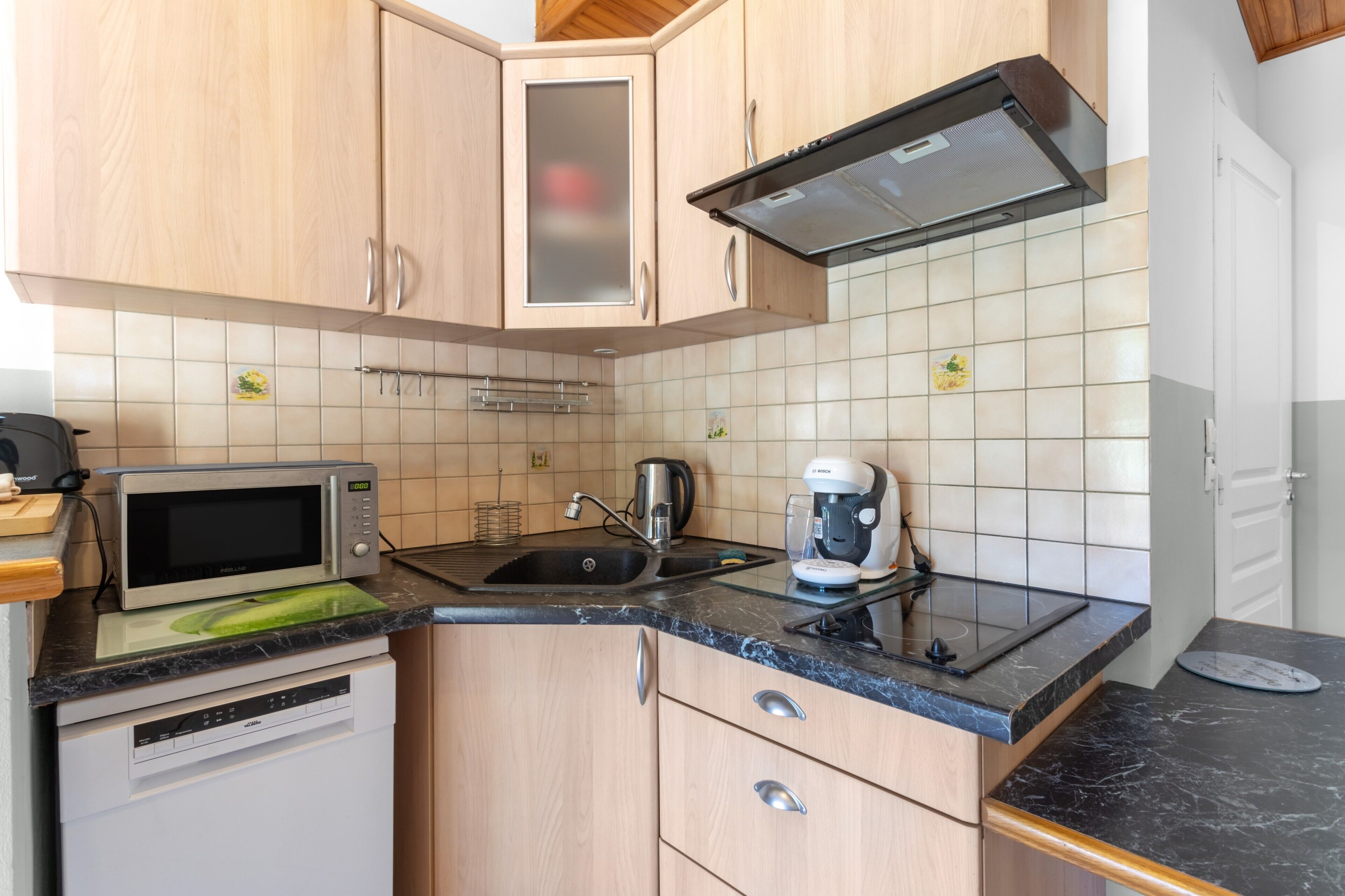 Réfrigérateur, four à micro-ondes, un four, surface de cuisson