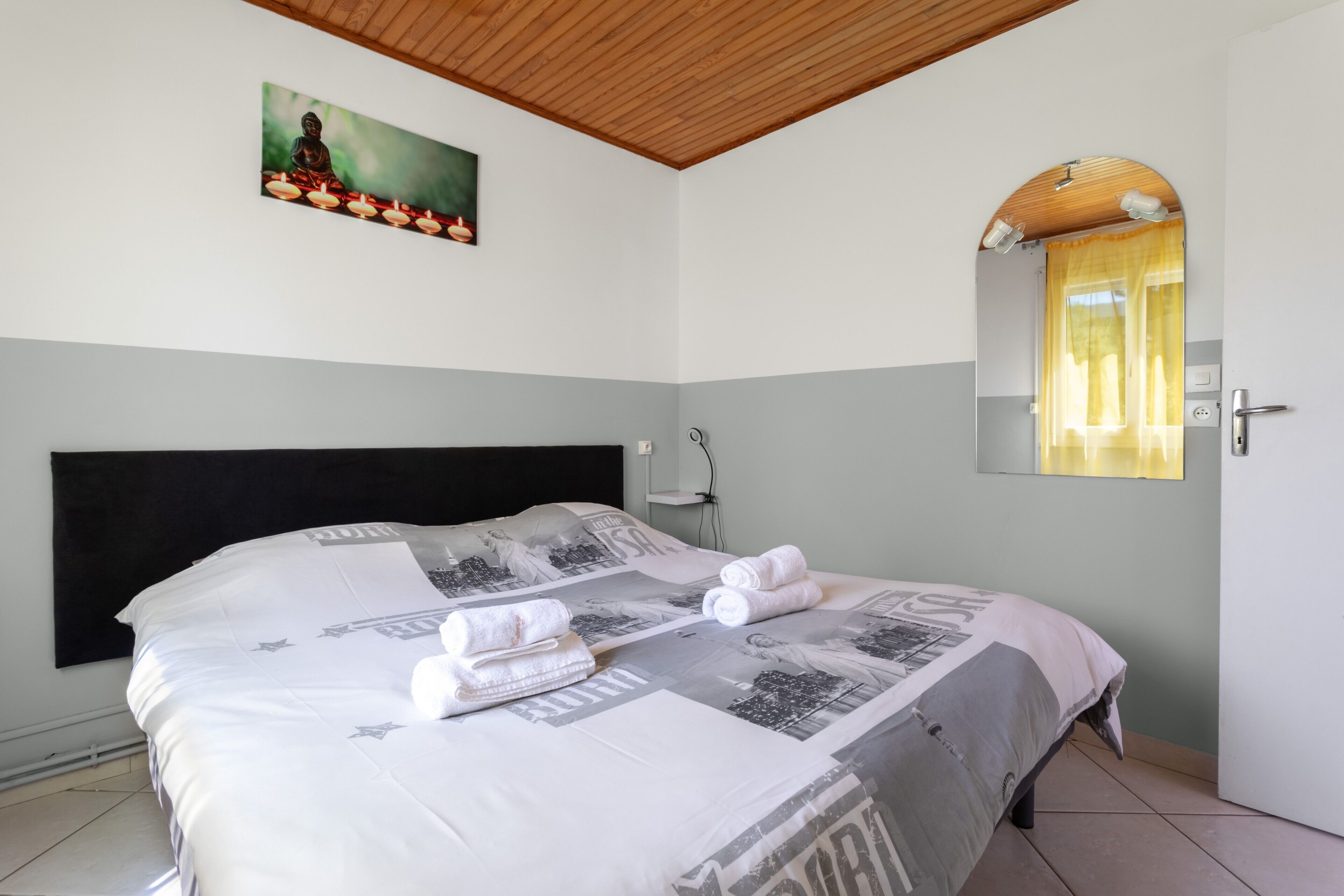 2 bedrooms, iron/ironing board, bed sheets