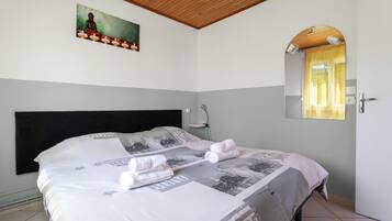 2 bedrooms, iron/ironing board, bed sheets