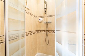 Shower, hair dryer, towels - Holiday Home 6 with Mountain View, Air Conditioning (Reynes)