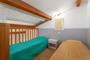 2 bedrooms, iron/ironing board, bed sheets